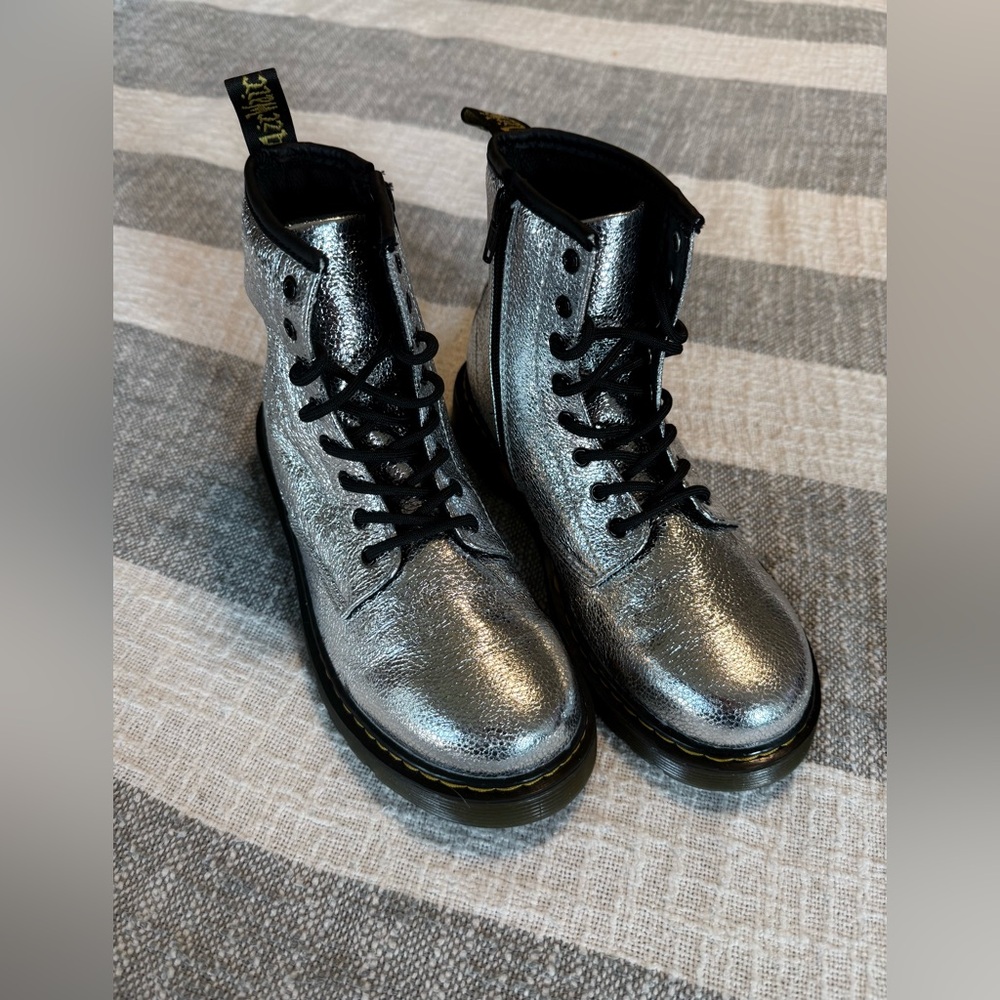 Dr Martens Jr 1460 Crinkle Silver Metallic Lace Up boots
SZ 4M - Picture 2 of 11